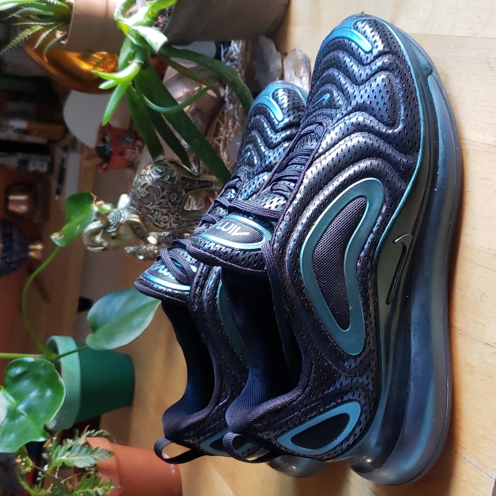 NIKE AIR MAX 720 M8.5